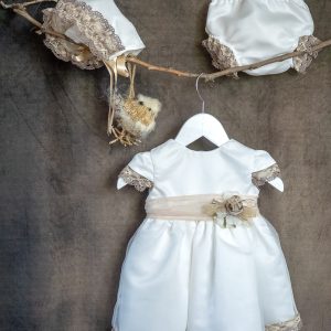 Vestido Amanda bebe en organza.Crudo-tostado (3m-24m). Sin capota y braga