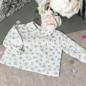 Blusa de plumeti cuello bebe. Estampada en tonos rosas.